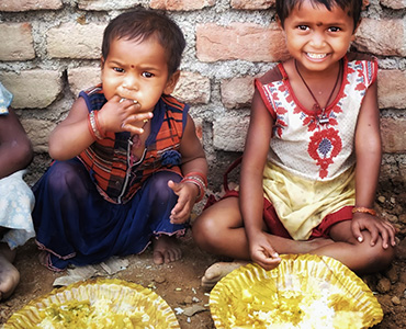 feeding-poor-children-CHGLRU3